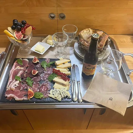 La Cour Carree Hotel Perrier